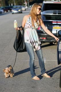 Izabella Miko feet photo thumbnail