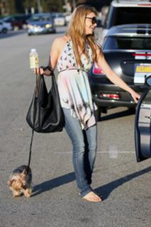 Izabella Miko feet photo thumbnail