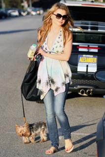 Izabella Miko feet photo thumbnail