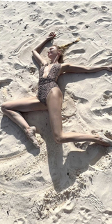 Izabella Miko feet photo thumbnail