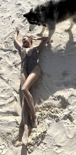 Izabella Miko feet photo thumbnail