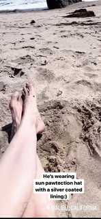 Izabella Miko feet photo thumbnail