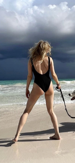 Izabella Miko feet photo thumbnail