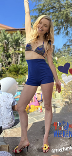 Izabella Miko feet photo thumbnail