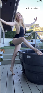 Izabella Miko feet photo thumbnail