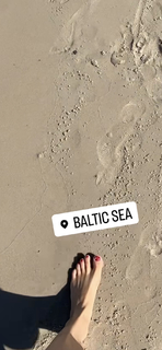 Izabella Miko feet photo thumbnail