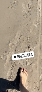 Izabella Miko feet photo thumbnail