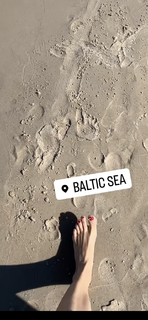 Izabella Miko feet photo thumbnail