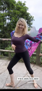 Izabella Miko feet photo thumbnail