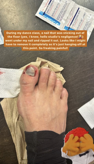 Izabella Miko feet photo thumbnail