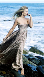 Izabella Miko feet photo thumbnail