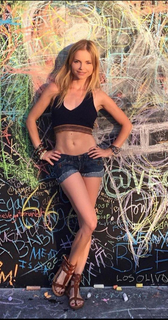 Izabella Miko feet photo thumbnail