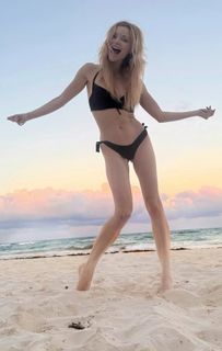 Izabella Miko feet photo thumbnail