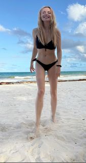 Izabella Miko feet photo thumbnail