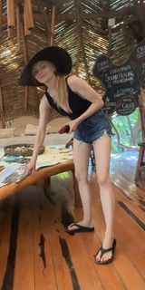 Izabella Miko feet photo thumbnail