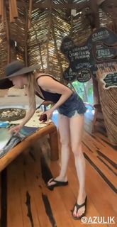 Izabella Miko feet photo thumbnail