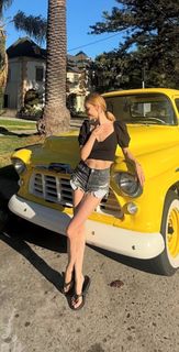 Izabella Miko feet photo thumbnail