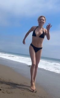 Izabella Miko feet photo thumbnail