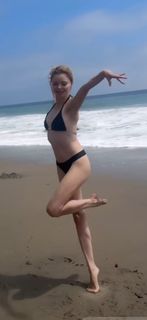 Izabella Miko feet photo thumbnail