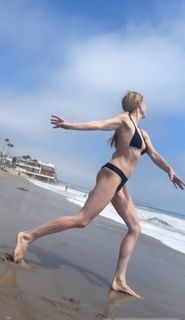 Izabella Miko feet photo thumbnail