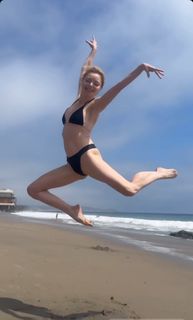 Izabella Miko feet photo thumbnail