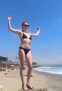 Izabella Miko feet photo thumbnail