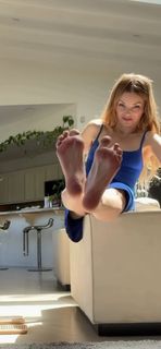 Izabella Miko feet photo 1