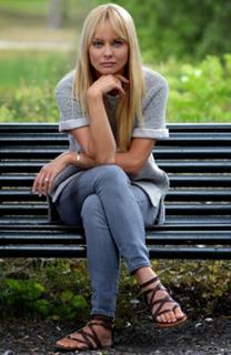 Izabella Scorupco feet photo thumbnail