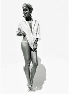 Izabella Scorupco feet photo thumbnail