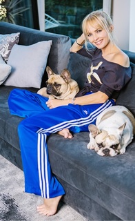 Izabella Scorupco feet photo thumbnail