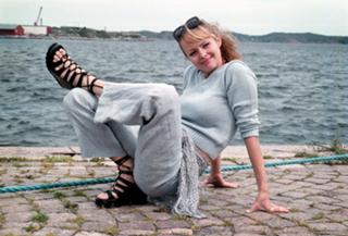 Izabella Scorupco feet photo thumbnail