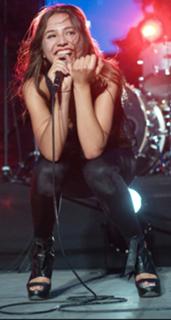 Izïa Higelin feet photo 4