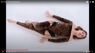 Izïa Higelin feet photo 2