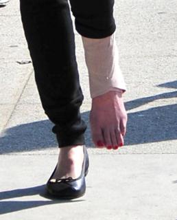 Jackie Sandler feet photo thumbnail