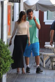 Jackie Sandler feet photo thumbnail