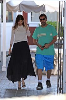 Jackie Sandler feet photo thumbnail