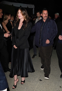 Jackie Sandler feet photo thumbnail