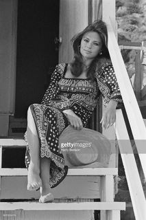 Jacqueline Bisset feet photo thumbnail