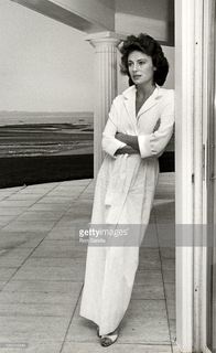 Jacqueline Bisset feet photo thumbnail