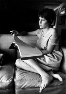 Jacqueline Bisset feet photo thumbnail