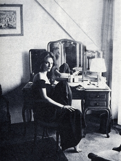 Jacqueline Bisset feet photo thumbnail