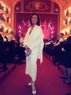 Jacqueline Bisset feet photo thumbnail