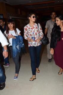 Jacqueline Fernandez feet photo thumbnail