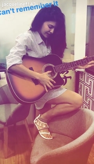 Jacqueline Fernandez feet photo thumbnail