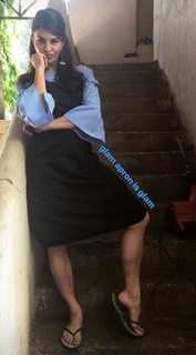 Jacqueline Fernandez feet photo thumbnail