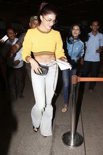 Jacqueline Fernandez feet photo thumbnail