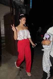 Jacqueline Fernandez feet photo thumbnail