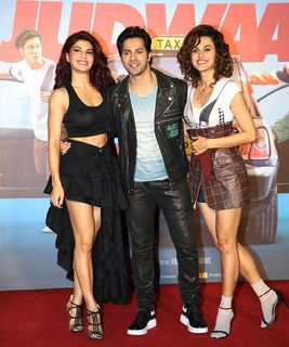 Jacqueline Fernandez feet photo thumbnail