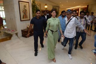Jacqueline Fernandez feet photo thumbnail
