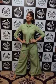 Jacqueline Fernandez feet photo thumbnail
